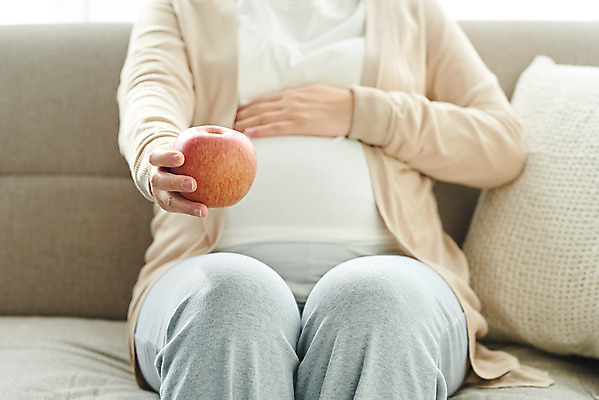 포토 JPG 스튜디오촬영 여자 과일 가족 엄마 실내 건강 한명 들기 앉기 상반신 앞모습 30대 부모 갈색 임산부 임신 한국인 사과 태교 태아 국내포토 1 뷰포인트 컬러 관계 모션 사람 동양인 내부 장년 파일형식