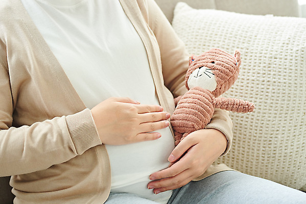 포토 JPG 스튜디오촬영 여자 인형 가족 엄마 실내 건강 한명 앉기 상반신 옆모습 30대 부모 갈색 임산부 임신 한국인 태교 태아 국내포토 1 뷰포인트 컬러 관계 모션 사람 동양인 내부 장년 파일형식