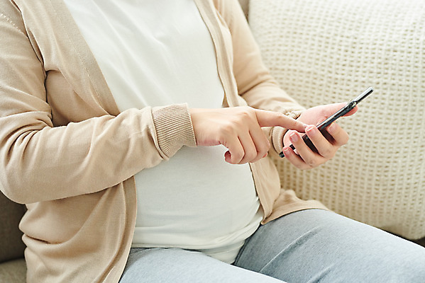 포토 JPG 스튜디오촬영 여자 가족 엄마 실내 건강 한명 들기 앉기 상반신 옆모습 30대 스마트폰 부모 갈색 임산부 임신 한국인 태교 태아 국내포토 1 뷰포인트 컬러 관계 모션 사람 동양인 내부 장년 핸드폰 스마트기기 파일형식