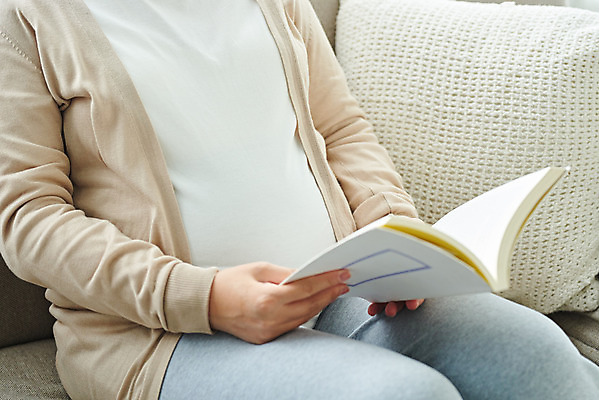 포토 JPG 스튜디오촬영 여자 가족 엄마 실내 건강 한명 앉기 상반신 옆모습 책 30대 부모 독서 갈색 임산부 임신 한국인 읽기 태교 태아 국내포토 1 뷰포인트 컬러 관계 모션 사람 동양인 내부 장년 파일형식