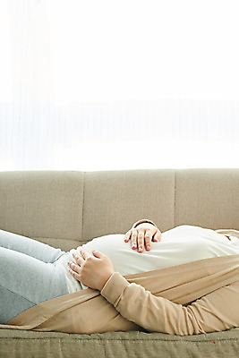 포토 JPG 스튜디오촬영 여자 가족 엄마 휴식 실내 건강 한명 상반신 옆모습 30대 부모 눕기 갈색 임산부 임신 한국인 태교 태아 국내포토 1 뷰포인트 컬러 컨셉 관계 모션 사람 동양인 내부 장년 파일형식