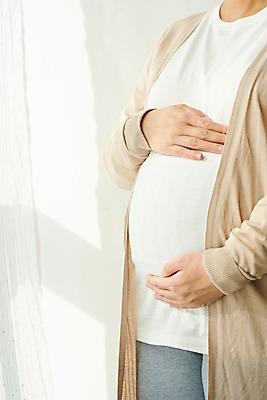 포토 JPG 스튜디오촬영 여자 가족 엄마 실내 건강 한명 서기 상반신 옆모습 30대 부모 임산부 임신 한국인 흰색 커튼 창가 태교 태아 국내포토 1 뷰포인트 컬러 창문 관계 모션 사람 동양인 내부 장년 파일형식