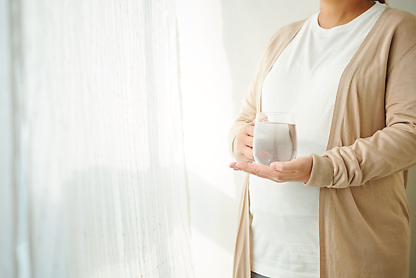 포토 JPG 스튜디오촬영 여자 가족 엄마 실내 건강 한명 서기 들기 상반신 옆모습 물 30대 부모 임산부 임신 한국인 흰색 커튼 수분 창가 물컵 태교 태아 국내포토 자연요소 1 뷰포인트 컬러 창문 관계 모션 사람 동양인 내부 컵 장년 파일형식