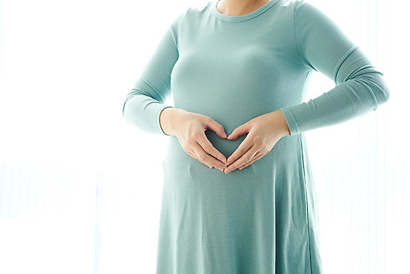 포토 JPG 스튜디오촬영 여자 가족 엄마 실내 건강 한명 서기 상반신 옆모습 30대 부모 임산부 임신 한국인 흰색 하트 창가 태교 태아 손하트 국내포토 모양 1 뷰포인트 컬러 창문 관계 모션 사람 동양인 손짓 내부 장년 파일형식