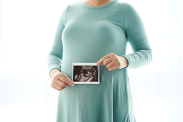 포토 JPG 스튜디오촬영 여자 가족 엄마 실내 건강 한명 서기 들기 상반신 옆모습 30대 부모 임산부 임신 한국인 흰색 창가 태교 태아 초음파사진 국내포토 1 뷰포인트 컬러 창문 관계 모션 사람 동양인 내부 장년 파일형식