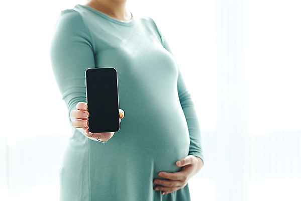 포토 JPG 스튜디오촬영 여자 가족 엄마 실내 건강 한명 서기 들기 상반신 옆모습 30대 스마트폰 부모 임산부 임신 한국인 흰색 창가 태교 태아 국내포토 1 뷰포인트 컬러 창문 관계 모션 사람 동양인 내부 장년 핸드폰 스마트기기 파일형식