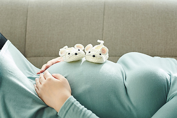 포토 JPG 스튜디오촬영 여자 신발 가족 엄마 실내 건강 한명 상반신 옆모습 30대 부모 눕기 임산부 임신 한국인 태교 아기신발 태아 국내포토 1 뷰포인트 관계 모션 사람 동양인 내부 장년 아기용품 파일형식