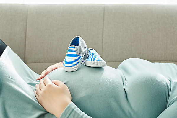 포토 JPG 스튜디오촬영 여자 신발 가족 엄마 실내 건강 한명 상반신 옆모습 30대 부모 눕기 임산부 임신 한국인 태교 아기신발 태아 국내포토 1 뷰포인트 관계 모션 사람 동양인 내부 장년 아기용품 파일형식