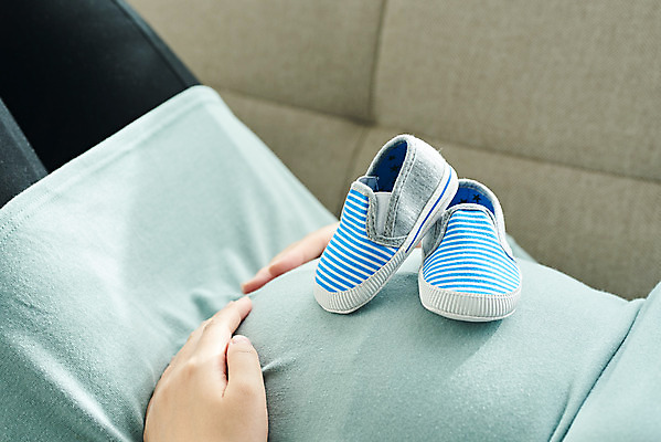 포토 JPG 스튜디오촬영 여자 신발 가족 엄마 실내 건강 한명 옆모습 30대 부모 눕기 임산부 임신 한국인 태교 아기신발 태아 복부 국내포토 1 뷰포인트 관계 모션 사람 동양인 내부 신체부위 장년 아기용품 파일형식