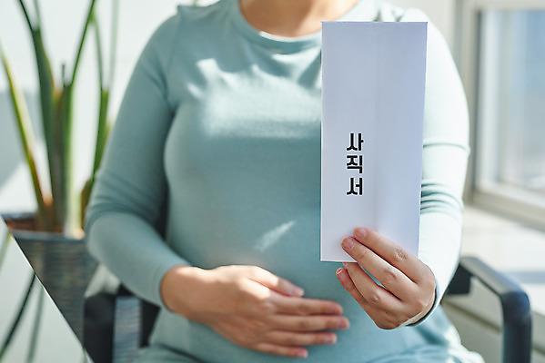 포토 JPG 스튜디오촬영 여자 회사 가족 엄마 실내 건강 한명 앉기 상반신 앞모습 30대 부모 사무실 임산부 임신 한국인 태교 태아 워킹맘 사표 국내포토 1 뷰포인트 비즈니스 관계 모션 사람 동양인 내부 장년 비즈니스우먼 파일형식