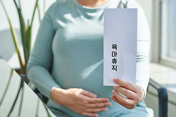 포토 JPG 스튜디오촬영 여자 회사 가족 엄마 실내 건강 한명 앉기 상반신 앞모습 30대 부모 사무실 임산부 임신 한국인 태교 태아 워킹맘 육아휴직 국내포토 1 뷰포인트 비즈니스 관계 모션 휴가 사람 동양인 내부 장년 비즈니스우먼 파일형식
