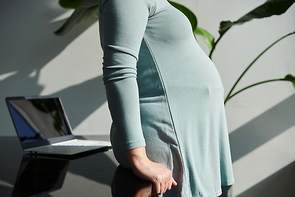 포토 JPG 스튜디오촬영 여자 회사 가족 엄마 휴식 실내 건강 한명 서기 상반신 옆모습 30대 부모 사무실 임산부 임신 한국인 태교 태아 워킹맘 국내포토 1 뷰포인트 컨셉 비즈니스 관계 모션 사람 동양인 내부 장년 비즈니스우먼 파일형식