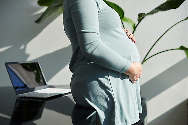 포토 JPG 스튜디오촬영 여자 회사 가족 엄마 휴식 실내 건강 한명 서기 상반신 옆모습 30대 부모 사무실 임산부 임신 한국인 태교 태아 워킹맘 국내포토 1 뷰포인트 컨셉 비즈니스 관계 모션 사람 동양인 내부 장년 비즈니스우먼 파일형식