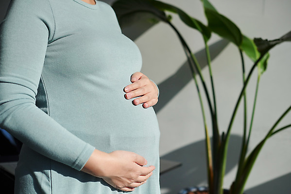 포토 JPG 스튜디오촬영 여자 회사 가족 엄마 휴식 실내 건강 한명 서기 상반신 옆모습 30대 부모 사무실 임산부 임신 한국인 태교 태아 워킹맘 국내포토 1 뷰포인트 컨셉 비즈니스 관계 모션 사람 동양인 내부 장년 비즈니스우먼 파일형식