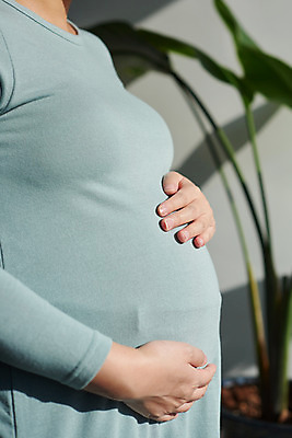 포토 JPG 스튜디오촬영 여자 회사 가족 엄마 휴식 실내 건강 한명 서기 상반신 옆모습 30대 부모 사무실 임산부 임신 한국인 태교 태아 워킹맘 국내포토 1 뷰포인트 컨셉 비즈니스 관계 모션 사람 동양인 내부 장년 비즈니스우먼 파일형식