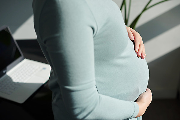 포토 JPG 스튜디오촬영 여자 회사 가족 엄마 휴식 실내 건강 한명 서기 상반신 옆모습 30대 부모 사무실 임산부 임신 한국인 태교 태아 워킹맘 국내포토 1 뷰포인트 컨셉 비즈니스 관계 모션 사람 동양인 내부 장년 비즈니스우먼 파일형식