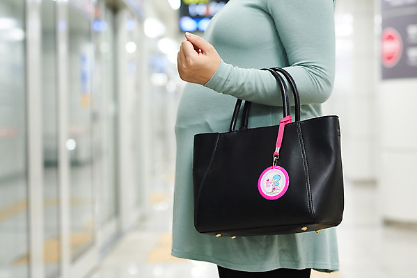 포토 JPG 여자 가방 가족 엄마 실내 건강 한명 서기 상반신 옆모습 30대 부모 임산부 임신 한국인 출퇴근 태교 태아 워킹맘 전철역 임산부뱃지 국내포토 1 잡화 뷰포인트 비즈니스 관계 모션 사람 동양인 내부 장년 비즈니스우먼 역 배지 파일형식