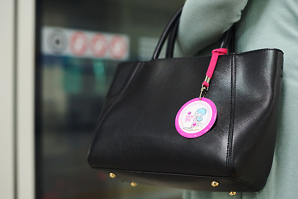 포토 JPG 여자 가방 가족 엄마 실내 건강 한명 서기 상반신 옆모습 30대 부모 임산부 임신 한국인 출퇴근 태교 태아 워킹맘 전철역 임산부뱃지 국내포토 1 잡화 뷰포인트 비즈니스 관계 모션 사람 동양인 내부 장년 비즈니스우먼 역 배지 파일형식