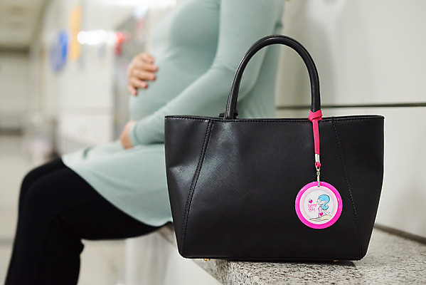 포토 JPG 여자 가방 가족 엄마 실내 건강 한명 앉기 상반신 옆모습 30대 부모 임산부 임신 한국인 출퇴근 태교 태아 워킹맘 전철역 임산부뱃지 국내포토 1 잡화 뷰포인트 비즈니스 관계 모션 사람 동양인 내부 장년 비즈니스우먼 역 배지 파일형식