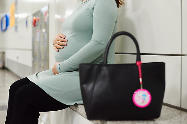 포토 JPG 여자 가방 가족 엄마 실내 건강 한명 앉기 상반신 옆모습 30대 부모 임산부 임신 한국인 출퇴근 태교 태아 워킹맘 전철역 임산부뱃지 국내포토 1 잡화 뷰포인트 비즈니스 관계 모션 사람 동양인 내부 장년 비즈니스우먼 역 배지 파일형식