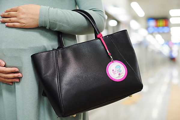 포토 JPG 여자 가방 가족 엄마 실내 건강 한명 서기 옆모습 30대 부모 임산부 임신 한국인 출퇴근 태교 태아 워킹맘 전철역 복부 임산부뱃지 국내포토 1 잡화 뷰포인트 비즈니스 관계 모션 사람 동양인 내부 신체부위 장년 비즈니스우먼 역 배지 파일형식