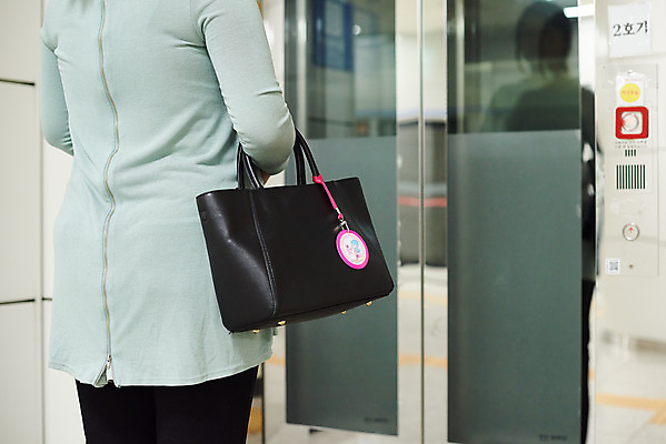 포토 JPG 여자 가방 가족 엄마 실내 건강 한명 서기 들기 상반신 뒷모습 30대 부모 임산부 임신 한국인 기다림 엘리베이터 출퇴근 태교 태아 워킹맘 임산부뱃지 국내포토 1 잡화 뷰포인트 비즈니스 관계 모션 사람 동양인 내부 장년 비즈니스우먼 배지 파일형식