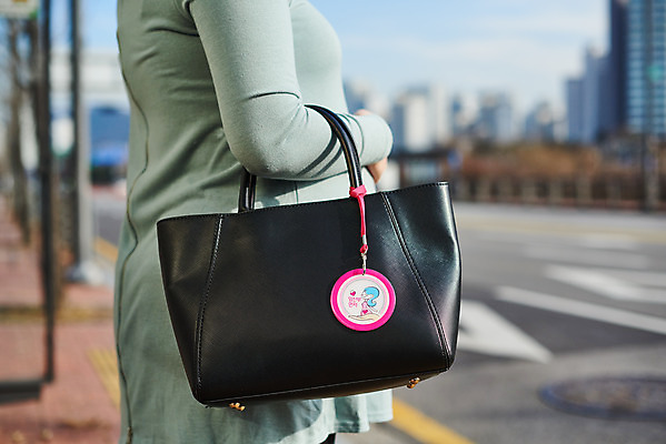 포토 JPG 주간 여자 가방 가족 엄마 건강 한명 서기 상반신 야외 옆모습 30대 부모 임산부 임신 한국인 버스정류장 출퇴근 태교 태아 워킹맘 임산부뱃지 국내포토 자연요소 1 잡화 뷰포인트 비즈니스 관계 모션 사람 동양인 장년 비즈니스우먼 역 배지 파일형식