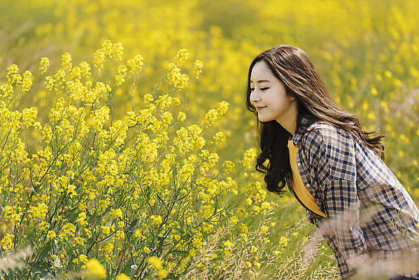 포토 JPG 주간 여자 여행 데이트 한명 미소 상반신 20대 성인 야외 옆모습 제주도 봄 한국인 즐거움 유채 산방산 유채밭 성인여자한명만 국내포토 자연요소 1 계절 꽃 감정 뷰포인트 밭 산 한국 표정 사람 동양인 청년 여자한명만 성인여자만 파일형식
