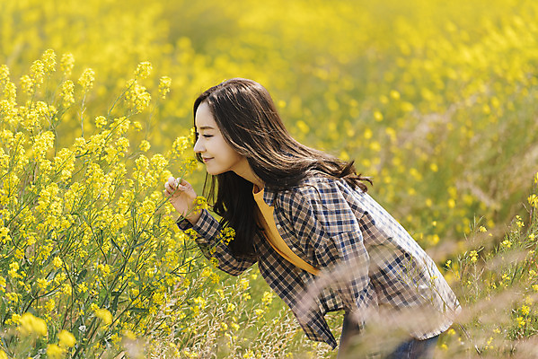 포토 JPG 주간 여자 여행 데이트 한명 미소 상반신 20대 성인 야외 옆모습 제주도 노란색 봄 한국인 즐거움 유채 향기 산방산 유채밭 성인여자한명만 국내포토 자연요소 1 계절 꽃 감정 뷰포인트 컬러 밭 산 한국 표정 사람 동양인 청년 냄새 여자한명만 성인여자만 파일형식
