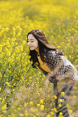 포토 JPG 주간 여자 여행 데이트 한명 미소 상반신 20대 성인 야외 옆모습 제주도 노란색 눈감음 봄 한국인 즐거움 유채 향기 산방산 유채밭 성인여자한명만 국내포토 자연요소 1 계절 꽃 감정 뷰포인트 컬러 밭 모션 산 한국 표정 사람 동양인 청년 냄새 여자한명만 성인여자만 파일형식