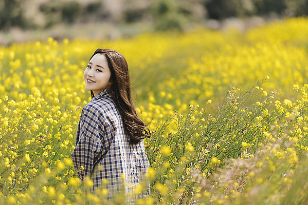 포토 JPG 주간 여자 여행 데이트 한명 미소 상반신 20대 성인 야외 옆모습 제주도 노란색 봄 한국인 즐거움 유채 산방산 유채밭 성인여자한명만 국내포토 자연요소 1 계절 꽃 감정 뷰포인트 컬러 밭 산 한국 표정 사람 동양인 청년 여자한명만 성인여자만 파일형식