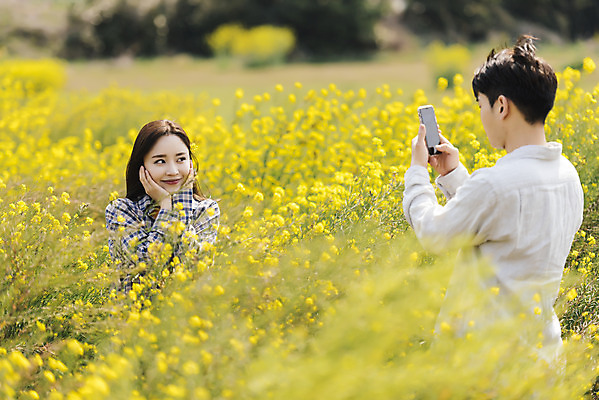 포토 JPG 주간 커플 여자 남자 행복 여행 데이트 사랑 미소 상반신 20대 성인 야외 두명 앞모습 옆모습 30대 스마트폰 제주도 노란색 사진촬영 다정 봄 한국인 즐거움 유채 산방산 유채밭 성인만 국내포토 자연요소 계절 꽃 감정 뷰포인트 컬러 컨셉 밭 관계 산 한국 표정 사람 동양인 청년 장년 핸드폰 스마트기기 촬영 파일형식