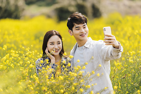 포토 JPG 주간 커플 여자 남자 행복 여행 데이트 사랑 미소 상반신 20대 성인 야외 두명 앞모습 30대 제주도 노란색 사진촬영 다정 봄 한국인 셀프카메라 즐거움 유채 산방산 유채밭 성인만 국내포토 자연요소 계절 꽃 감정 뷰포인트 컬러 컨셉 밭 관계 산 한국 표정 사람 동양인 청년 장년 촬영 파일형식