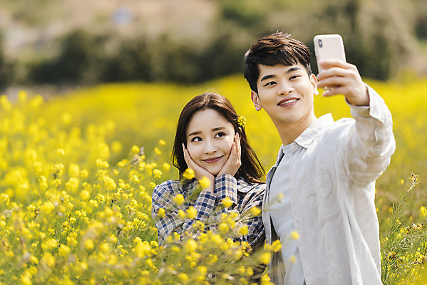 포토 JPG 주간 커플 여자 남자 행복 여행 데이트 사랑 미소 상반신 20대 성인 야외 두명 앞모습 30대 제주도 노란색 사진촬영 다정 봄 한국인 셀프카메라 즐거움 유채 산방산 유채밭 성인만 국내포토 자연요소 계절 꽃 감정 뷰포인트 컬러 컨셉 밭 관계 산 한국 표정 사람 동양인 청년 장년 촬영 파일형식