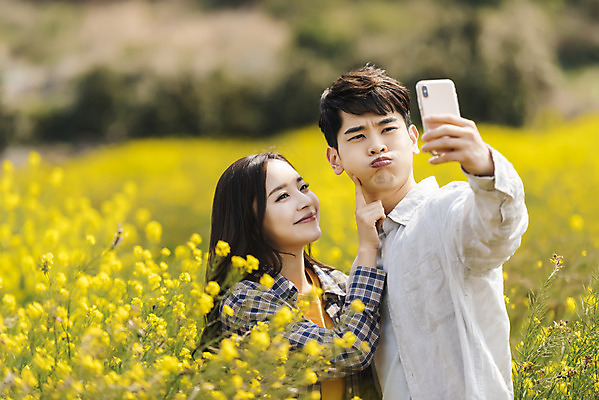 포토 JPG 주간 커플 여자 남자 행복 여행 데이트 장난 사랑 미소 손짓 상반신 20대 성인 야외 두명 앞모습 30대 제주도 노란색 사진촬영 다정 봄 한국인 셀프카메라 즐거움 유채 산방산 유채밭 성인만 국내포토 자연요소 계절 꽃 감정 뷰포인트 컬러 컨셉 밭 관계 모션 산 한국 표정 사람 동양인 청년 장년 촬영 파일형식