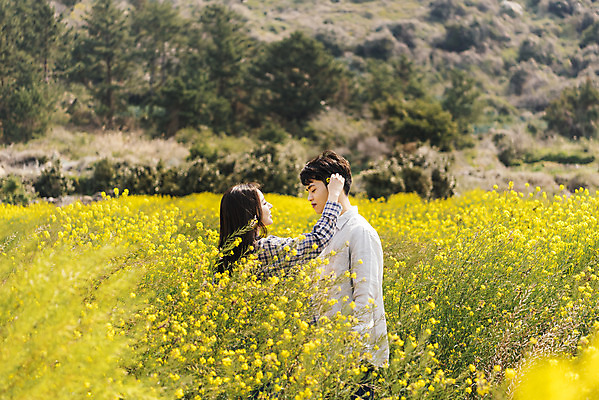 포토 JPG 주간 커플 여자 남자 행복 여행 데이트 사랑 상반신 20대 성인 야외 두명 옆모습 30대 제주도 노란색 마주보기 다정 봄 한국인 즐거움 유채 산방산 유채밭 성인만 국내포토 자연요소 계절 꽃 감정 뷰포인트 컬러 컨셉 밭 관계 모션 산 한국 사람 동양인 청년 장년 파일형식