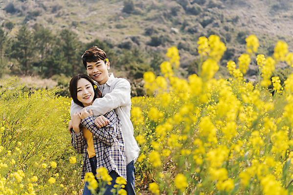 포토 JPG 주간 커플 여자 남자 행복 여행 데이트 사랑 미소 상반신 20대 성인 야외 두명 앞모습 30대 제주도 노란색 다정 봄 한국인 즐거움 유채 백허그 산방산 유채밭 성인만 국내포토 자연요소 계절 꽃 감정 뷰포인트 컬러 컨셉 밭 관계 포옹 산 한국 표정 사람 동양인 청년 장년 파일형식