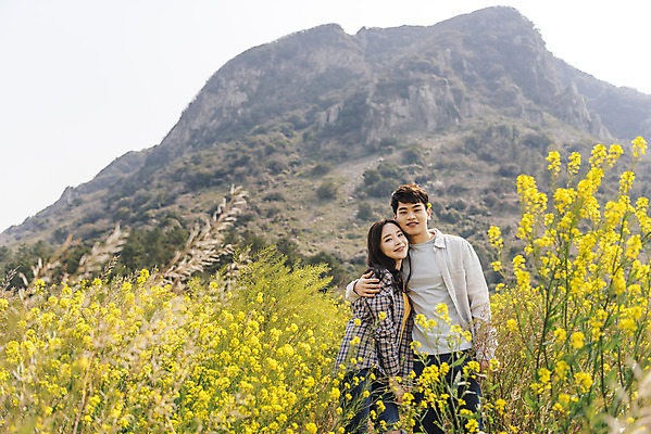 포토 JPG 주간 커플 여자 남자 행복 여행 데이트 포옹 사랑 미소 상반신 20대 성인 야외 두명 앞모습 30대 제주도 노란색 기댐 다정 봄 한국인 즐거움 유채 산방산 유채밭 성인만 국내포토 자연요소 계절 꽃 감정 뷰포인트 컬러 컨셉 밭 관계 안기 모션 산 한국 표정 사람 동양인 청년 장년 파일형식