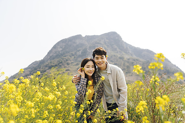 포토 JPG 주간 커플 여자 남자 행복 여행 데이트 사랑 미소 상반신 20대 성인 야외 두명 앞모습 30대 제주도 노란색 다정 봄 한국인 즐거움 유채 산방산 유채밭 성인만 국내포토 자연요소 계절 꽃 감정 뷰포인트 컬러 컨셉 밭 관계 산 한국 표정 사람 동양인 청년 장년 파일형식