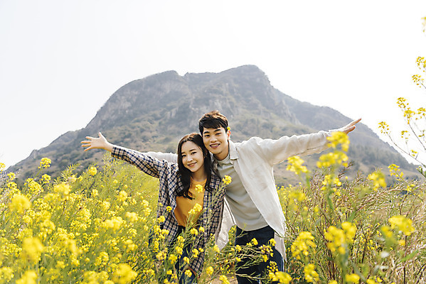 포토 JPG 주간 커플 여자 남자 행복 여행 데이트 팔벌리기 사랑 미소 상반신 20대 성인 야외 두명 앞모습 30대 제주도 노란색 다정 봄 한국인 즐거움 유채 산방산 유채밭 성인만 국내포토 자연요소 계절 꽃 감정 뷰포인트 컬러 컨셉 밭 관계 모션 산 한국 표정 사람 동양인 청년 장년 파일형식