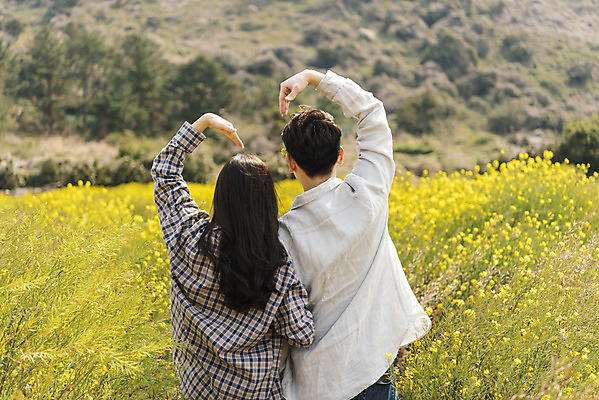 포토 JPG 주간 커플 여자 남자 행복 여행 데이트 사랑 상반신 20대 성인 야외 두명 뒷모습 30대 제주도 노란색 다정 봄 한국인 즐거움 유채 손하트 산방산 유채밭 성인만 국내포토 자연요소 계절 꽃 감정 뷰포인트 컬러 컨셉 밭 관계 산 한국 사람 동양인 손짓 청년 장년 파일형식