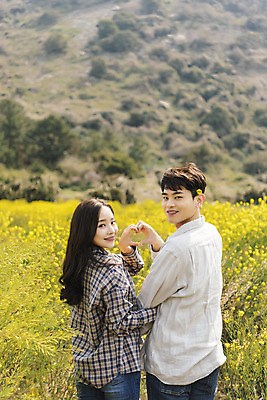 포토 JPG 주간 커플 여자 남자 행복 여행 데이트 사랑 상반신 20대 성인 야외 두명 뒷모습 30대 제주도 노란색 다정 봄 한국인 뒤돌아보기 즐거움 유채 손하트 산방산 유채밭 성인만 국내포토 자연요소 계절 꽃 감정 뷰포인트 컬러 컨셉 밭 관계 모션 산 한국 사람 동양인 손짓 청년 장년 파일형식