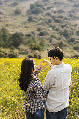 포토 JPG 주간 커플 여자 남자 행복 여행 데이트 사랑 상반신 20대 성인 야외 두명 뒷모습 30대 제주도 노란색 다정 봄 한국인 즐거움 유채 손하트 산방산 유채밭 성인만 국내포토 자연요소 계절 꽃 감정 뷰포인트 컬러 컨셉 밭 관계 산 한국 사람 동양인 손짓 청년 장년 파일형식