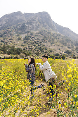 포토 JPG 주간 전신 커플 여자 남자 행복 여행 포즈 데이트 사랑 20대 성인 야외 두명 옆모습 30대 제주도 노란색 다정 봄 한국인 즐거움 유채 산방산 유채밭 성인만 국내포토 자연요소 계절 꽃 감정 뷰포인트 컬러 컨셉 밭 관계 산 한국 사람 동양인 청년 장년 파일형식