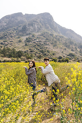 포토 JPG 주간 전신 커플 여자 남자 행복 여행 포즈 데이트 사랑 20대 성인 야외 두명 옆모습 30대 제주도 노란색 다정 봄 한국인 즐거움 유채 산방산 유채밭 성인만 국내포토 자연요소 계절 꽃 감정 뷰포인트 컬러 컨셉 밭 관계 산 한국 사람 동양인 청년 장년 파일형식