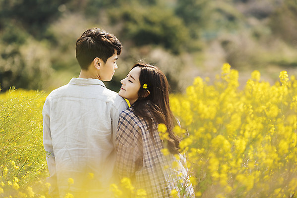 포토 JPG 주간 커플 여자 남자 행복 여행 데이트 사랑 미소 상반신 20대 성인 야외 두명 뒷모습 30대 제주도 노란색 기댐 다정 봄 한국인 즐거움 유채 산방산 유채밭 성인만 국내포토 자연요소 계절 꽃 감정 뷰포인트 컬러 컨셉 밭 관계 모션 산 한국 표정 사람 동양인 청년 장년 파일형식