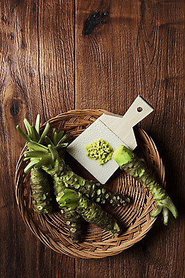 포토 JPG 스튜디오촬영 채소 식재료 실내 사람없음 하이앵글 갈색 바구니 여러개 소스 고추냉이 강판 플랫레이 생와사비 나무배경 국내포토 뷰포인트 컬러 다수 백그라운드 내부 양념 플랫 파일형식