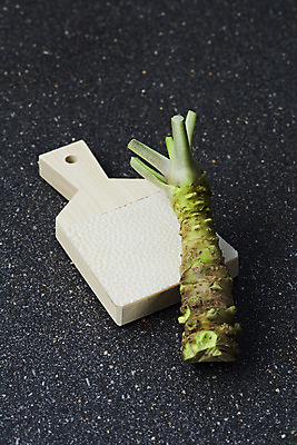 포토 JPG 스튜디오촬영 채소 식재료 검은배경 실내 사람없음 한개 검은색 소스 고추냉이 강판 생와사비 국내포토 1 컬러 백그라운드 내부 양념 파일형식