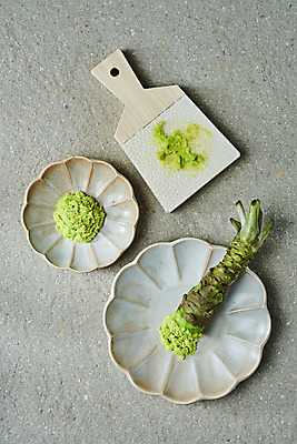 포토 JPG 스튜디오촬영 그릇 채소 식재료 회색배경 실내 사람없음 하이앵글 한개 회색 소스 고추냉이 강판 플랫레이 생와사비 국내포토 1 식기 뷰포인트 컬러 백그라운드 내부 양념 플랫 파일형식