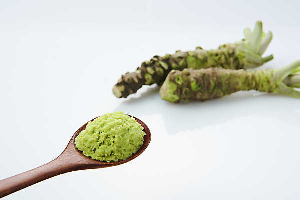 포토 JPG 스튜디오촬영 채소 식재료 실내 사람없음 숟가락 흰색 소스 고추냉이 흰배경 생와사비 국내포토 컬러 백그라운드 수저 내부 양념 파일형식